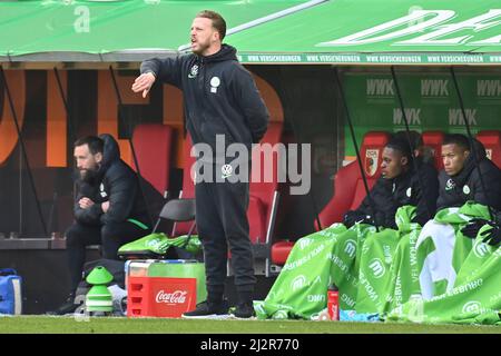 Augsburg, Deutschland. 03. April 2022. Vincent HEILMANN (Co-Coach WOB), Geste, gibt Anweisungen. Fußball 1. Bundesliga Saison 2021/2022, Spieltag 28., matchday28, FC Augsburg -VFL Wolfsburg 3-0, am 3.. April 2022 WWK ARENA in Augsburg, Quelle: dpa/Alamy Live News Stockfoto