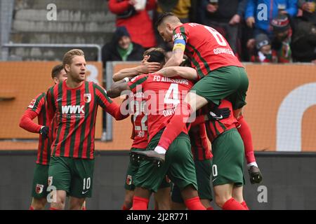 Augsburg, Deutschland. 03. April 2022. Gemeinsame goaljubel Augsburg, Jubel, Freude, Begeisterung, Aktion. Fußball 1. Bundesliga Saison 2021/2022, Spieltag 28., matchday28, FC Augsburg -VFL Wolfsburg 3-0, am 3.. April 2022 WWK ARENA in Augsburg, Quelle: dpa/Alamy Live News Stockfoto