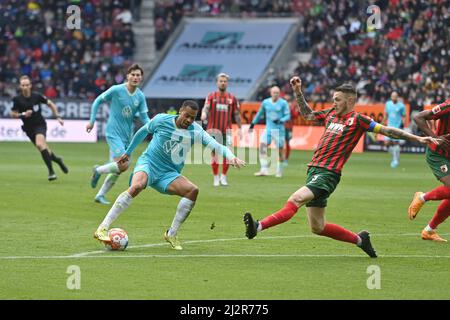 Augsburg, Deutschland. 03. April 2022. Lukas NMECHA (VFL Wolfsburg), Action, Duelle gegen Jeffrey GOUWELEEUW (Augsburg). Fußball 1. Bundesliga Saison 2021/2022, Spieltag 28., matchday28, FC Augsburg -VFL Wolfsburg 3-0, am 3.. April 2022 WWK ARENA in Augsburg, Quelle: dpa/Alamy Live News Stockfoto