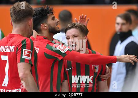 Torjubel um Mads PEDERSEN (FC Augsburg) nach Tor 3-0 mit Ricardo Daniel PEPI (FC Augsburg), Jubel, Freude, Begeisterung, Aktion, Fußball 1. Bundesliga-Saison 2021/2022, Spieltag 28, matchday28, FC Augsburg -VFL Wolfsburg 3-0, am 3.. April 2022 WWK ARENA in Augsburg, Stockfoto