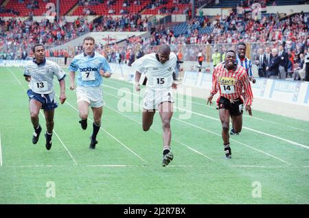 Rumbelows Sprint Challenge 2. Halbfinale, Wembley Stadium, Sonntag, 12.. April 992. Ziel der Challenge war es, den schnellsten Spieler in der Liga zu finden. Jeder Club ist eingeladen, seinen schnellsten Spieler zu regionalen Vorläufen zu schicken, wobei sich die schnellsten 2 Spieler und die schnellsten 4 Verlierer für das Finale qualifizieren. Die Spieler mussten 100m in Fußballschuhen und normalem Matchkit auf Gras laufen. Der Wettbewerb wurde von John Williams von Swansea City gewonnen, der zehntausend Pfund gesammelt hat. Im Bild: Nr. 13 Michael Gilkes (Reading), Nr. 7 Keith Curle (Manchester City), Nr. 15 John Williams (Swansea), Nr. 14 Adrian Li Stockfoto