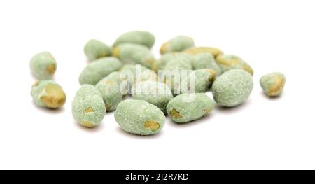 Edamame-Bohnen, die mit Wasabi und Salzsnack überzogen sind, isoliert auf weißem Hintergrund Stockfoto