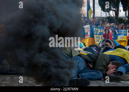 Rom, Italien. 03. April 2022. Rom, 3. April 22: Demonstration der ukrainischen Gemeinde in Rom, Bombenangriffe von Flash-Mob auf die Zivilbevölkerung. Kredit: Unabhängige Fotoagentur/Alamy Live Nachrichten Stockfoto