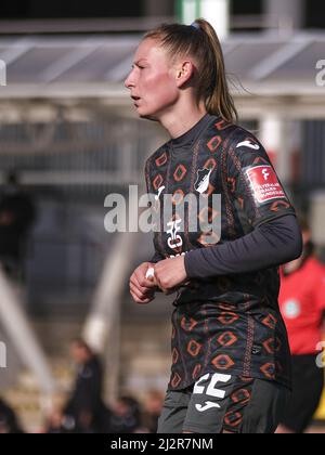 Leverkusen, Deutschland. 03. April 2022. Sarai Linder (22 Hoffenheim) beim Bundesliga-Spiel der Frauen zwischen Bayer 04 Leverkusen und der TSG Hoffenheim im Ulrich-Haberland-Stadion in Leverkusen Tatjana Herzberg/SPP Quelle: SPP Sport Pressefoto. /Alamy Live News Stockfoto