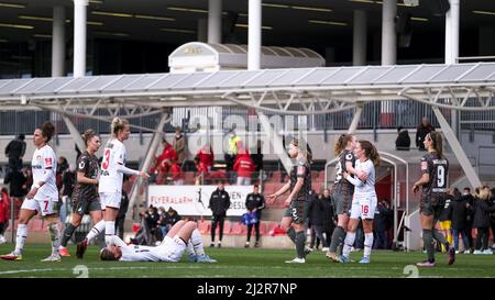 Leverkusen, Deutschland. 03. April 2022. Beide Teams schütteln nach dem Bundesliga-Spiel der Frauen zwischen Bayer 04 Leverkusen und TSG Hoffenheim im Ulrich-Haberland-Stadion in Leverkusen die Hände Tatjana Herzberg/SPP Credit: SPP Sport Press Photo. /Alamy Live News Stockfoto