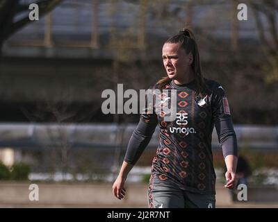 Leverkusen, Deutschland. 03. April 2022. Tine De Caigny (6 Hoffenheim) beim Bundesliga-Spiel der Frauen zwischen Bayer 04 Leverkusen und der TSG Hoffenheim im Ulrich-Haberland-Stadion in Leverkusen, Deutschland Tatjana Herzberg/SPP Quelle: SPP Sport Pressefoto. /Alamy Live News Stockfoto