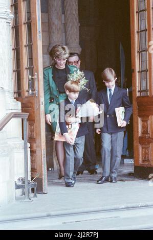 Prinzessin Diana, die Prinzessin von Wales, nimmt ihre Söhne Prinz William und Prinz Harry mit ins National History Museum in London zur See Dinosaur Exhibition. Bild aufgenommen am 13.. April 1992 Stockfoto