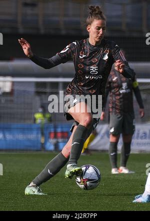 Leverkusen, Deutschland. 03. April 2022. Franziska Harsch (17 Hoffenheim) kontrolliert den Ball beim Bundesliga-Spiel der Frauen zwischen Bayer 04 Leverkusen und der TSG Hoffenheim im Ulrich-Haberland-Stadion in Leverkusen Tatjana Herzberg/SPP Credit: SPP Sport Pressefoto. /Alamy Live News Stockfoto