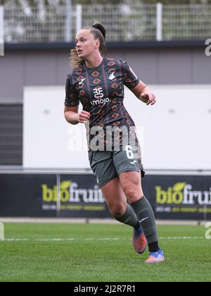 Leverkusen, Deutschland. 03. April 2022. Tine De Caigny (6 Hoffenheim) beim Bundesliga-Spiel der Frauen zwischen Bayer 04 Leverkusen und der TSG Hoffenheim im Ulrich-Haberland-Stadion in Leverkusen, Deutschland Tatjana Herzberg/SPP Quelle: SPP Sport Pressefoto. /Alamy Live News Stockfoto