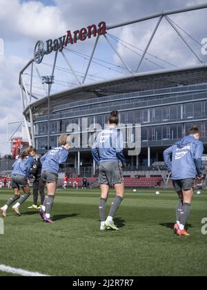 Leverkusen, Deutschland. 03. April 2022. TSG Hoffenheim-Spielerin beim Aufwärmen beim Bundesliga-Spiel der Frauen zwischen Bayer 04 Leverkusen und TSG Hoffenheim im Ulrich-Haberland-Stadion in Leverkusen Tatjana Herzberg/SPP Quelle: SPP Sport Pressefoto. /Alamy Live News Stockfoto