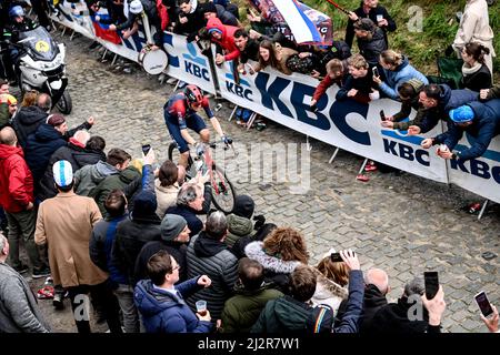 Belgien. 3.. April 2022, Belgien. Die Flandern-Rundfahrt 2022 von Antwerpen (Antwerpen) nach Oudenaarde. Schließlich bestieg der dritte Ineos Grenedier-Fahrer Dylan Van Baarle den Kwaremont zum letzten Mal während der Etappe in Belgien. Kredit: Peter Goding/Alamy Live Nachrichten Stockfoto