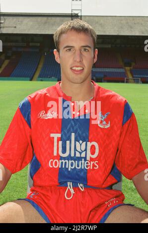 Gareth Southgate, Fußballspieler bei Crystal Palace FC. Gareth Southgate kam 1988 als Jugendteamspieler zu Crystal Palace FC. In der Saison 1993/4 führte er das erste Team und ging 1995 für Aston Villa. Während seiner Zeit bei Crystal Palace erzielte er 15 Tore in seinen 152 Auftritten. Bild aufgenommen am 6.. August 1992 Stockfoto