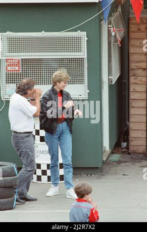 Prinzessin Diana, die Prinzessin von Wales, nimmt ihre Söhne Prinz William und Prinz Harry und einige ihrer Freunde mit, um auf der Rennstrecke Buckmore Park in der Nähe von Chatham, Kent, England, Go-Kart zu fahren. Prinz Charles eröffnete an diesem Tag ein Kindermuseum, Eureka! In Halifax, Yorkshire Aufnahme vom 9.. Juli 1992 Stockfoto