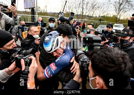 Belgien. 3.. April 2022, Belgien. Die Flandern-Rundfahrt 2022 von Antwerpen (Antwerpen) nach Oudenaarde. Mathieu Van der Poel für das Team AlpecinFenix (NED) umarmt seinen Teamkollegen auf der Ziellinie, nachdem er die Etappe gewonnen hat. Kredit: Peter Goding/Alamy Live Nachrichten Stockfoto