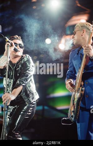 U2 Konzert, Zoo TV Tour, Cardiff Arms Park, Cardiff, Wales, Mittwoch, 18.. August 1993. Unser Bild zeigt ... Leadsänger Bono und Bassgitarrist Adam Clayton auf der Bühne. Stockfoto