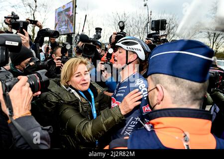 Belgien. 3.. April 2022, Belgien. Die Flandern-Rundfahrt 2022 von Antwerpen (Antwerpen) nach Oudenaarde. Mathieu Van der Poel für das Team AlpecinFenix (NED) umarmt nach dem Etappensieg seine Mutter im Ziel. Kredit: Peter Goding/Alamy Live Nachrichten Stockfoto