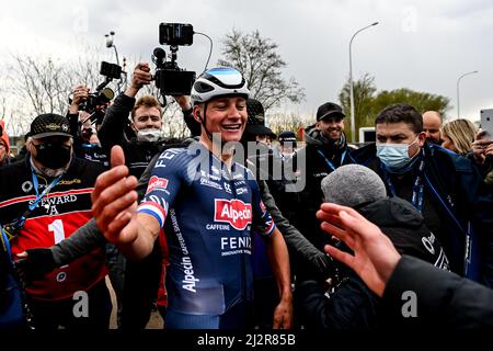 Belgien. 3.. April 2022, Belgien. Die Flandern-Rundfahrt 2022 von Antwerpen (Antwerpen) nach Oudenaarde. Mathieu Van der Poel für das Team AlpecinFenix (NED) umarmt seinen Teamkollegen auf der Ziellinie, nachdem er die Etappe gewonnen hat. Kredit: Peter Goding/Alamy Live Nachrichten Stockfoto