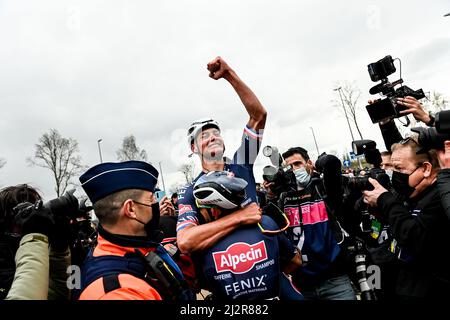 Belgien. 3.. April 2022, Belgien. Die Flandern-Rundfahrt 2022 von Antwerpen (Antwerpen) nach Oudenaarde. Mathieu Van der Poel für das Team AlpecinFenix (NED) umarmt seinen Teamkollegen auf der Ziellinie, nachdem er die Etappe gewonnen hat. Kredit: Peter Goding/Alamy Live Nachrichten Stockfoto