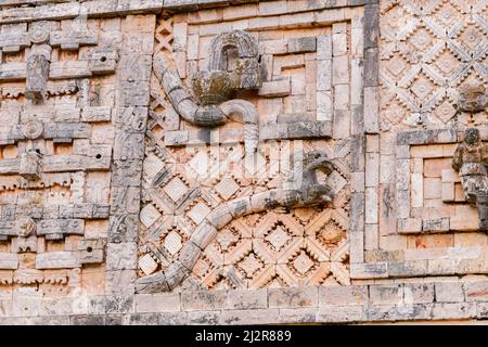 Maya-Wandschnitzereien auf den Nunnery Quadrangle Ruinen in Uxmal, Yucatan, Mexiko Stockfoto