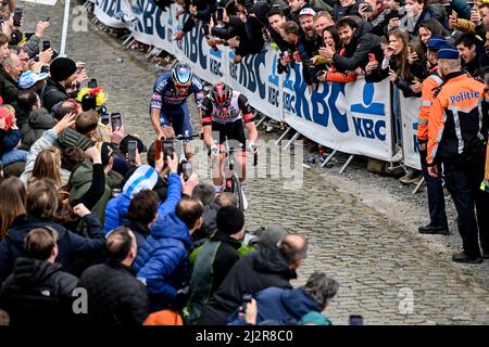 Belgien. 3.. April 2022, Belgien. Die Flandern-Rundfahrt 2022 von Antwerpen (Antwerpen) nach Oudenaarde. Tadej Pogacar für das Team UAE Emirates besteigt den Kwaremont, dicht gefolgt von Etappensieger Mathieu Van der Poel für das Team Alpecin Fenix. Kredit: Peter Goding/Alamy Live Nachrichten Stockfoto