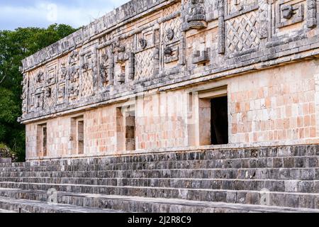 Nonnenkloster Viereckstruktur mit Steinschnitzereien an der Wand an der archäologischen Stätte Uxmal im Puuc-Architekturstil in Yucatan, Mexiko Stockfoto