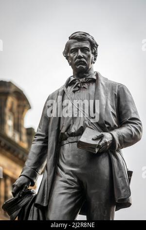 Statue des schottischen Entdeckers DAVID LIVINGSTONE, errichtet vor der Kathedrale von Glasgow und dem Royal Infirmary, High Street, Glasgow, Schottland, Großbritannien Stockfoto