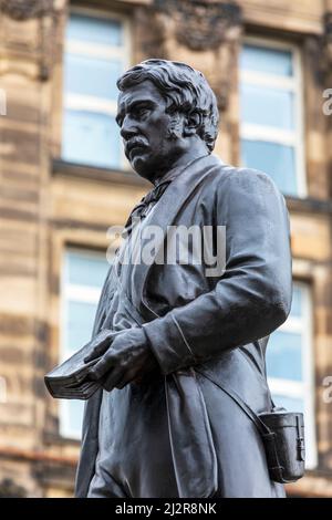 Statue des schottischen Entdeckers DAVID LIVINGSTONE, errichtet vor der Kathedrale von Glasgow und dem Royal Infirmary, High Street, Glasgow, Schottland, Großbritannien Stockfoto