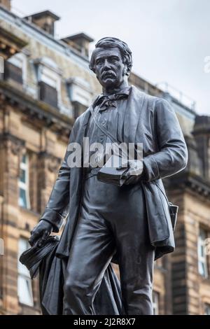 Statue des schottischen Entdeckers DAVID LIVINGSTONE, errichtet vor der Kathedrale von Glasgow und dem Royal Infirmary, High Street, Glasgow, Schottland, Großbritannien Stockfoto