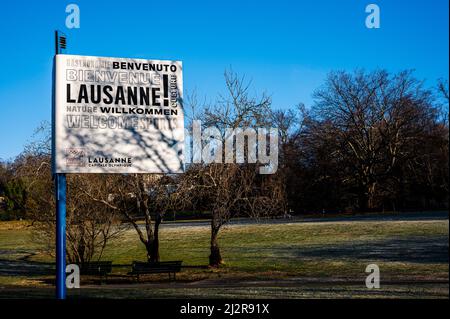 Lausanne, Schweiz - 02.03.2022: Willkommen bei Lausanne. Begrüßungs-Nachrichten in vielen verschiedenen schriftlichen Sprachen, Französisch, Englisch, Deutsch und Stockfoto