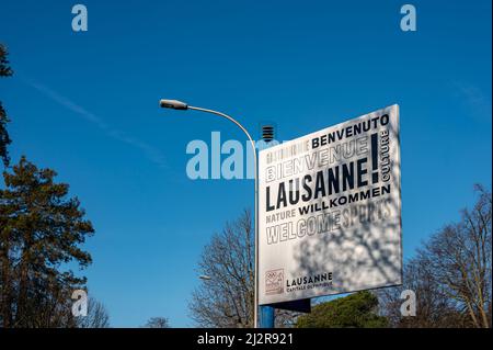 Lausanne, Schweiz - 02.03.2022: Willkommen bei Lausanne. Begrüßungs-Nachrichten in vielen verschiedenen schriftlichen Sprachen, Französisch, Englisch, Deutsch und Stockfoto