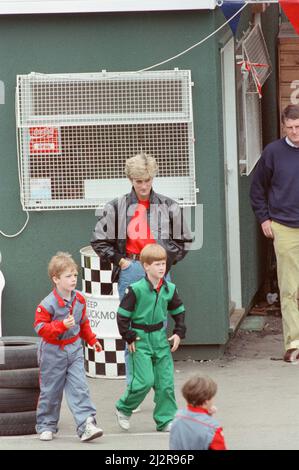 Prinzessin Diana, die Prinzessin von Wales, nimmt ihre Söhne Prinz William und Prinz Harry und einige ihrer Freunde mit, um auf der Rennstrecke Buckmore Park in der Nähe von Chatham, Kent, England, Go-Kart zu fahren. Prinz Charles eröffnete an diesem Tag ein Kindermuseum, Eureka! In Halifax, Yorkshire Aufnahme vom 9.. Juli 1992 Stockfoto