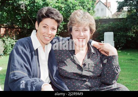 Sally Becker, britische Helferin und Heldin, Bild vom 10.. September 1993. Sally war im kriegsgeplagten ehemaligen Jugoslawien geblieben, nachdem er bei der Durchführung von Hilfskonvois für die in Surrey ansässige Wohltätigkeitsorganisation Medjugorje Appeal mitgeholfen hatte. Die 33-jährige Künstlerin aus Hove in Sussex verließ Bosnien eine Heldin, die als Engel von Mostar bezeichnet wurde, weil sie allein verwundete Kinder gerettet hatte, die in der von der Schlacht zerrissenen Stadt gefangen waren. Stockfoto