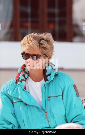 Ihre Königliche Hoheit Prinzessin Diana, die Prinzessin von Wales, genießt einen Skiurlaub in Lech, Österreich. Prinz William und Prinz Harry begleiten sie auf ihrer Reise. Bild aufgenommen am 1.. April 1993 Stockfoto