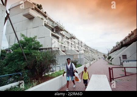 Allgemeine Ansichten der Alexandra Road Wohnsiedlung, richtig bekannt als die Alexandra und Ainsworth Anwesen, aber häufiger Rowley Way genannt. Am 18. August 1993 erhielt sie den Status der Klasse II*. Camden, London. 20.. August 1993. Stockfoto