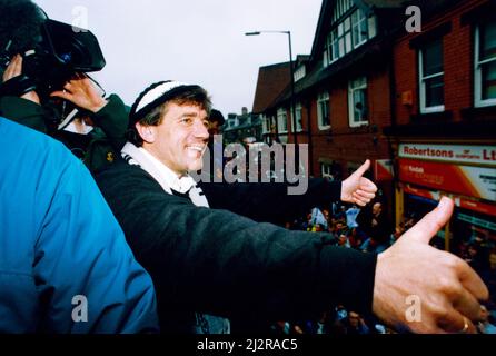 Newcastle United gewinnt die erste Division. Manager Kevin Keegan im offenen Bus während der Busparade. 10. Mai 1993. Stockfoto
