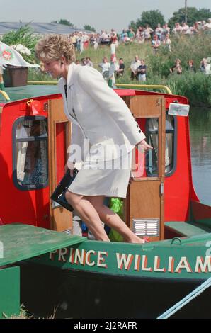 Prinzessin Diana, Prinzessin von Wales, während ihres Besuchs in Manchester, England, verlässt das Schiff "Prinz William" in Altrincham und trifft viele gute Fischer, die sich herausgestellt haben, um sie zu sehen. Während ihres Aufenthalts im Nordwesten besucht sie auch das Manchester Royal Infirmary. Bild aufgenommen am 7.. Juli 1992 Stockfoto