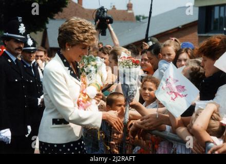 Prinzessin Diana besucht Wales, Mittwoch, den 30.. Juni 1993. Unser Bild Zeigt ... Prinzessin Diana trifft sich mit Mitgliedern der Öffentlichkeit, Ty Coch Road, Cardiff. Stockfoto