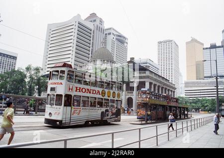 Über Hongkong als ehemaliger konservativer Politiker Chris Patten, der bei den Parlamentswahlen 1992 seinen Sitz in Bath verlor, sein Amt als 28. und letzter Gouverneur von Hongkong antritt. Allgemeine Ansicht der Wolkenkratzer von Central, Hong Kong mit Straßenbahnen vor. 9.. Juli 1992. Stockfoto