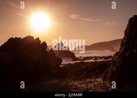 Wunderschöner Sonnenuntergang im Spätsommer, Blick auf das irische Meer, Gateholm Island, Raggle Rocks und atemberaubende, vom Meer geformte Felsen, entlang von Marloes Sands (National Trust) Stockfoto