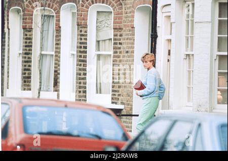 Prinzessin Diana besucht Freundin Carolyn Bartholmew, ehemalige Mitbewohnerin, am Mittwoch, den 10.. Juni 1992 in London. Carolyn Bartholmew trug zu einem umstrittenen Buch über Dianas Ehe bei. Carolyn erzählte, wie Diana an der Schlankheitskrankheit Bulimia nervosa und ihrem verzweifelten Unglück litt. Aber die Prinzessin gab ihr mit einem Kuss ein Gütesiegel. Diana sagte der Welt klar: „Ich stimme allem zu, was sie getan hat.“ Die Presse wurde ein Trinkgeld gegeben, damit sie die emotionale Szene der letzten Nacht erleben konnten. Diana verbrachte eine Stunde mit Carolyn, ihrem Mann William und ihrem Sohn Jack. Stockfoto