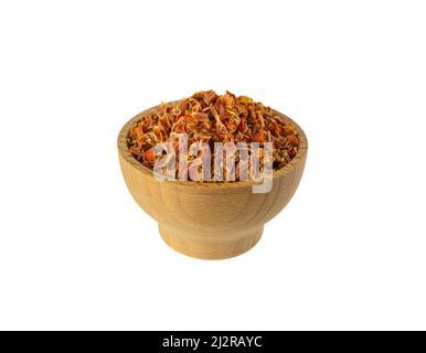 Getrocknete Karottenstücke in Holzschüssel isoliert auf weißem Hintergrund. Gewürze und Lebensmittelzutaten. Stockfoto