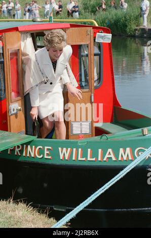 Prinzessin Diana, Prinzessin von Wales, während ihres Besuchs in Manchester, England, verlässt das Schiff "Prinz William" in Altrincham und trifft viele gute Fischer, die sich herausgestellt haben, um sie zu sehen. Während ihres Aufenthalts im Nordwesten besucht sie auch das Manchester Royal Infirmary. Bild aufgenommen am 7.. Juli 1992 Stockfoto