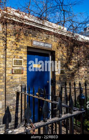 Das Bedford Estate London - der Eingang zum Bedford Estates Office. Das Unternehmen ist der größte private Grundstückseigentümer in Bloomsbury, Central London. Stockfoto