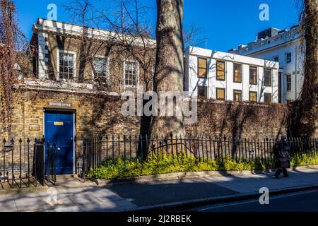 Das Bedford Estate London - der Eingang zum Bedford Estates Office. Das Unternehmen ist der größte private Grundstückseigentümer in Bloomsbury, Central London. Stockfoto