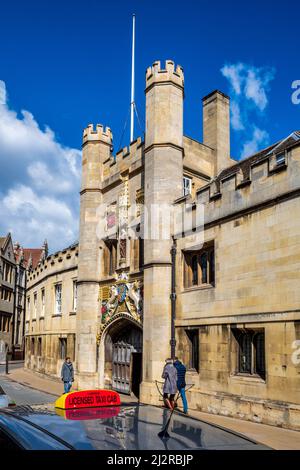 Cambridge City Centre - Cambridge Taxis and Christs College Great Gate, Est c1466, Christs ist Teil der University of Cambridge. Stockfoto