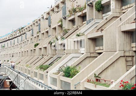 Allgemeine Ansichten der Alexandra Road Wohnsiedlung, richtig bekannt als die Alexandra und Ainsworth Anwesen, aber häufiger Rowley Way genannt. Am 18. August 1993 erhielt sie den Status der Klasse II*. Camden, London. 20.. August 1993. Stockfoto