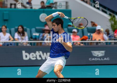 Miami Gardens, FL, USA. 3.. April 2022. Carlos Alcaraz (ESP) gegen Casper Ruud (NOR) während des World Tennis Turniers bei den Miami Open 2022 powered by Itau. Men Final. Score: 7-5, 6-4. Sieger: Carlos Alcaraz (ESP). Kredit: Yaroslav Sabitov/YES Market Media/Alamy Live Nachrichten. Stockfoto