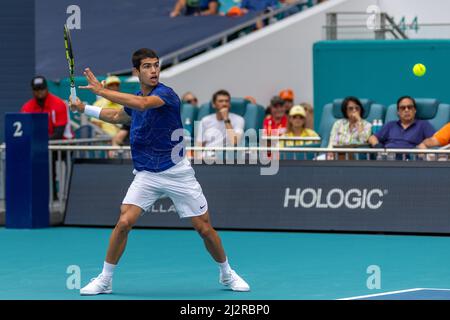 Miami Gardens, FL, USA. 3.. April 2022. Carlos Alcaraz (ESP) gegen Casper Ruud (NOR) während des World Tennis Turniers bei den Miami Open 2022 powered by Itau. Men Final. Score: 7-5, 6-4. Sieger: Carlos Alcaraz (ESP). Kredit: Yaroslav Sabitov/YES Market Media/Alamy Live Nachrichten. Stockfoto