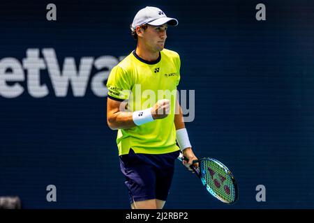 Miami Gardens, FL, USA. 3.. April 2022. Carlos Alcaraz (ESP) gegen Casper Ruud (NOR) während des World Tennis Turniers bei den Miami Open 2022 powered by Itau. Men Final. Score: 7-5, 6-4. Sieger: Carlos Alcaraz (ESP). Kredit: Yaroslav Sabitov/YES Market Media/Alamy Live Nachrichten. Stockfoto