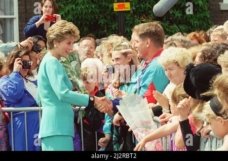 Prinzessin Diana, die Prinzessin von Wales, trifft sich mit den Einheimischen von Bury St. Edmunds, Suffolk, Auf einem Rundgang, nachdem sie einige Zeit Patienten im St. Nicholkhospiz besucht hatte.während sie im Hospiz war, sprach sie mit der Patientin Josephine Brown (68) und erklärte, wie sie ihre Söhne William und Harry nicht dazu drängen würde, zu jung königliche Pflichten zu erfüllen. Bild aufgenommen am 27.. Juli 1993 Stockfoto